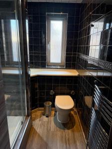 Outer London Home - Sleeps 5 - Parking - Workspace