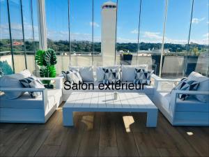 Penthouse, sea view, tennis, swimming pools, 3 foot golf
