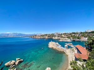 Lemon Tree Apartment with Private Garden in Kaleiçi