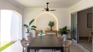 Coastal Luxe - Ocean View Apartment