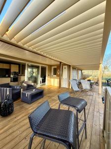 Chalet 18 tout confort pour un séjour dans domaine avec Piscine et en bordure Lac avec plage artificielle