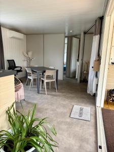 Chalet 18 tout confort pour un séjour dans domaine avec Piscine et en bordure Lac avec plage artificielle