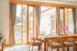 Villa Dolphin - New luxury Villa near Lovina Centre & Beach