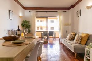 NOVO! Apartamento junto à praia com piscina