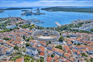 City Center Amphitheater Studio Apartments