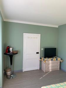 Chambre cosy avec salle de bain privée et piscine au calme