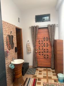 Jess Home ! Spacious 750 sq ft 2nd Floor Apartment