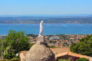 Coquet studio au pied de la crique de lAnau
