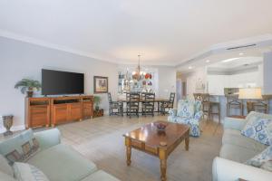 Phoenix on the Bay 1111 condo