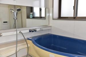 Grand Mare Tenmabashi 1500, 130 m2 luxury penthouse Apartment with a view of Osaka Castle, 2-minute walk from Tenmabashi Station