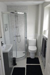Modern 2 bed home with Ensuites & Private Parking