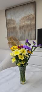 Modern 2 bed home with Ensuites & Private Parking