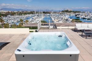 ROOFTOP -Vue port, 4 pers, climatisé, terrasse, jaccuzi, parking