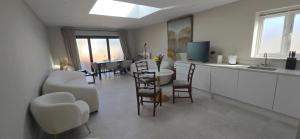 Modern 2 bed home with Ensuites & Private Parking