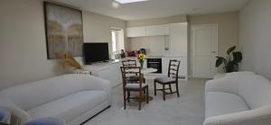 Modern 2 bed home with Ensuites & Private Parking
