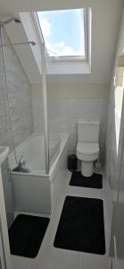 Modern 2 bed home with Ensuites & Private Parking