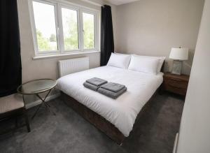 Modern 2 bed home with Ensuites & Private Parking