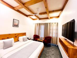 Blisbook Dwaper Hotel Near Library Mall Road