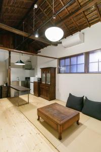 Parking for 2 cars-Osaka Castle & Kyoto good access and modern old house for rent