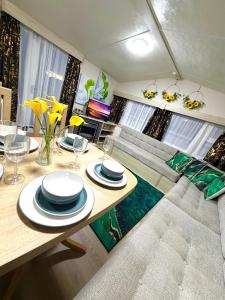 Lyons Robin Hood , Rhyl