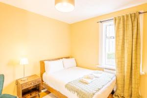 Lovely Paisley Home with Parking - Pass the Keys