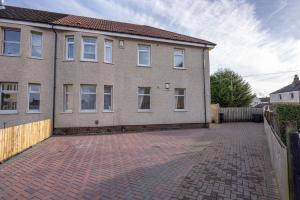 Lovely Paisley Home with Parking - Pass the Keys