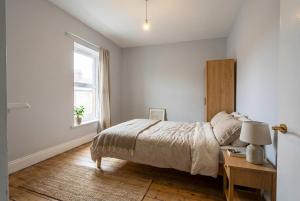 7 Bedroom Contractor House with Parking & FAST Wi-Fi