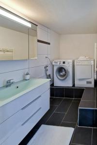 Chalet Bellevue Beautiful Waterfall view