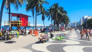 One bedroom apartment, Av Atlântica, Post 6, Copacabana, Rio de Janeiro, Brazil, COPA 003