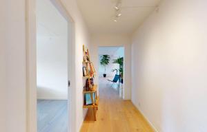 Moderne lejlighed med balkon