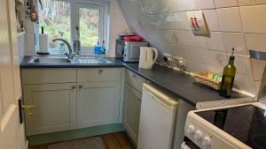 1 Bedroom Cabin with Mountain & Loch Views - Quiet Location between Glencoe & Ben Nevis