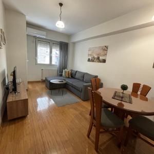 Cozy Corner Apartment-Free Parking