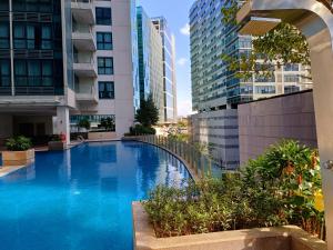 FREE Welcome Breakfast, BGC 1BR, 300Mbps Fiber, Steps to Mitsukoshi & Uptown, 30C1