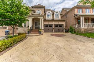 Spacious 4BR Home with Private Yard & Fast WiFi