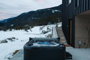 2BR, Private Hot Tub, Views, Luxury, New Home