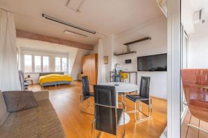 Stylish Loft Apartment with Designer Bathroom & Balcony