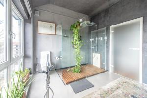 Stylish Loft Apartment with Designer Bathroom & Balcony