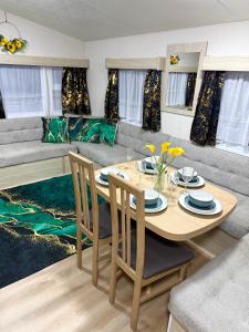 Lyons Robin Hood , Rhyl