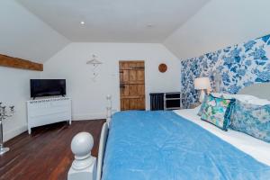 Heron Stays Bath- Historic Pub Retreat, 4 Spacious Bedrooms, Original Beams, Parking, Sleeps 9, 3 Miles to Bath Central