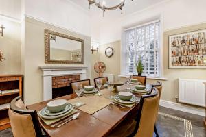 Swan House