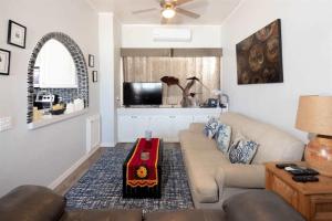 Cozy Beachfront Condo Las Olas II 10