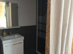 CHAMBRE DANS CABANE EN BOIS avec PISCINE ECOLOGIQUE