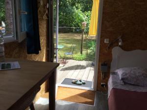 CHAMBRE DANS CABANE EN BOIS avec PISCINE ECOLOGIQUE