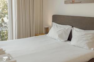 Downtown Bright Apartment With Balcony by Vacationy