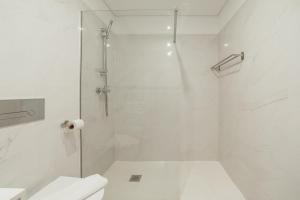 Downtown Bright Apartment With Balcony by Vacationy