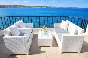 Seafront Apart Sun Terrace, Loungers & Panoramic Ocean views
