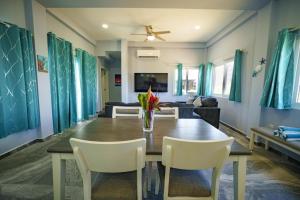 Villa Armoniosa Ocean View 2BR w Beachfront Pool - Upper Level