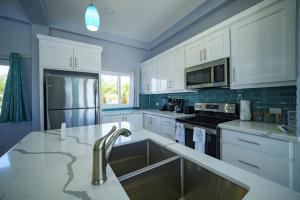 Villa Armoniosa Ocean View 2BR w Beachfront Pool - Upper Level