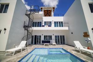 Villa Armoniosa - Stunning 4BR Beachfront Villa w Pool & Ocean Views