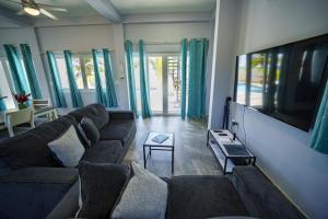 Villa Armoniosa Spacious Beachfront 2BR with Pool - Lower Level